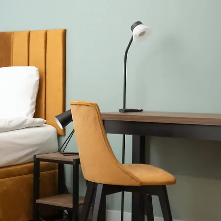 Stylish For 6 With Balcony Near The Main Square By Renters Apartment *