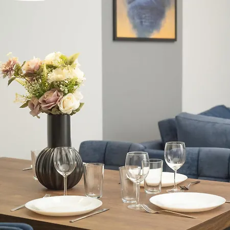 Stylish For 6 With Balcony Near The Main Square By Renters Apartment *