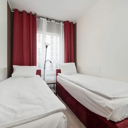 Stylish For 6 With Balcony Near The Main Square By Renters Apartment