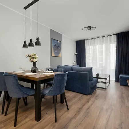 Stylish For 6 With Balcony Near The Main Square By Renters