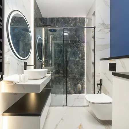 Stylish For 6 With Balcony Near The Main Square By Renters Apartment